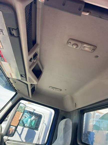 2010 Volvo VN showing 175,079 mi, hrs unknown - doesn't run