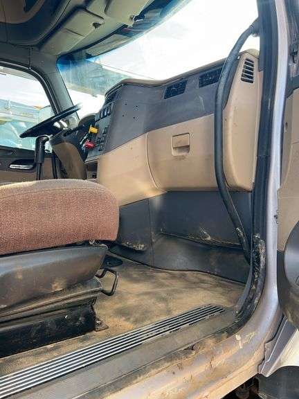 2015 Peterbilt 579 showing 424,747 mi, 22,986 hrs - runs