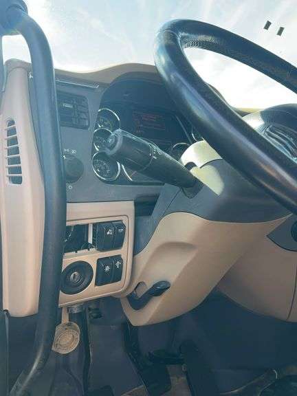 2015 Peterbilt 579 showing 453,390 mi, 22,671 hrs - runs