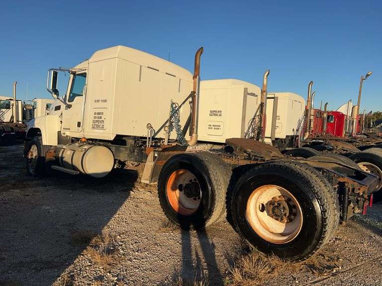 2008 Mack CHU613 showing 566,424 mi, 15,328 hrs- runs