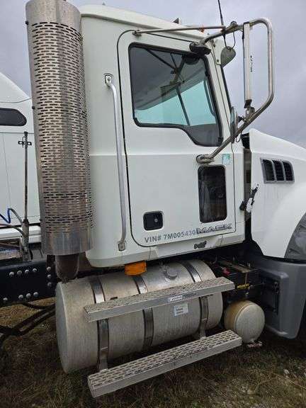 2007 Mack CTP713 showing 47,533 mi, 9999 hrs - runs