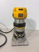 DeWalt DWP611 compact router w/ bag - works