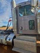 2015 Peterbilt 389 showing 20,400 mi, hrs unknown - doesn't run