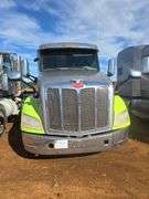2015 Peterbilt 579 showing 416,100 mi, 22,250 hrs - runs