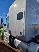 2015 Peterbilt 579 showing 453,390 mi, 22,671 hrs - runs