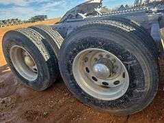 2015 Peterbilt 389 showing 20,400 mi, hrs unknown - doesn't run