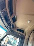 2015 Peterbilt 579 showing 453,390 mi, 22,671 hrs - runs