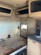 2015 Peterbilt 579 showing 370,184 mi, 14,618 hrs - runs