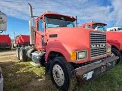 2007 Mack CHN613 showing 57,568 mi, 15,558 hrs - runs