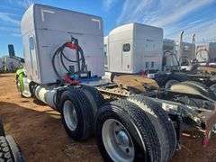 2015 Peterbilt 579 showing 370,184 mi, 14,618 hrs - runs