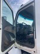 2015 Peterbilt 567 showing 31,476 mi, 7,804 hrs - runs