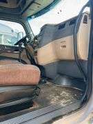 2015 Peterbilt 579 showing 453,390 mi, 22,671 hrs - runs