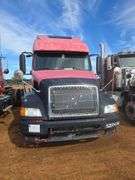 2003 Volvo showing 862,463 & 82,463 mi, 3,909 hrs - doesn't run