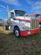 2015 Peterbilt 567 showing 31,476 mi, 7,804 hrs - runs
