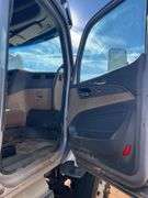 2015 Peterbilt 579 showing 424,747 mi, 22,986 hrs - runs