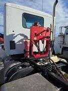 2015 Peterbilt 567 showing 31,476 mi, 7,804 hrs - runs