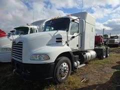 2013 Mack CXU613 showing 438,785 mi, 141,133 hrs- runs