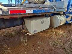 2010 Volvo VN showing 175,079 mi, hrs unknown - doesn't run