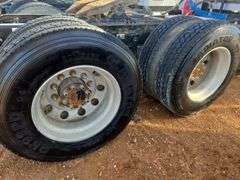 2015 Peterbilt 579 showing 370,184 mi, 14,618 hrs - runs