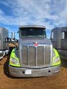 2015 Peterbilt 579 showing 370,184 mi, 14,618 hrs - runs