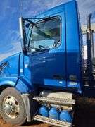 2010 Volvo VN showing 175,079 mi, hrs unknown - doesn't run