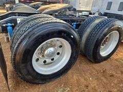 2015 Peterbilt 579 showing 453,390 mi, 22,671 hrs - runs