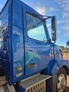 2010 Volvo VN showing 175,079 mi, hrs unknown - doesn't run