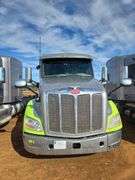 2015 Peterbilt 579 showing 453,390 mi, 22,671 hrs - runs