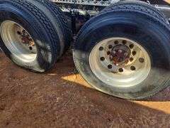 2015 Peterbilt 579 showing 424,747 mi, 22,986 hrs - runs