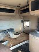 2015 Peterbilt 579 showing 500,775 mi, 26,318 hrs - doesn't run