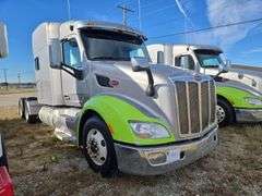 2015 Peterbilt 579 507,402 mi, hrs unknown- doesn't run