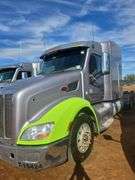 2015 Peterbilt 579 showing 370,184 mi, 14,618 hrs - runs