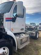 2015 Peterbilt 567 showing 31,476 mi, 7,804 hrs - runs