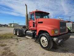 2007 Mack CHN613 showing 89,052 mi, hrs unknown- runs
