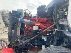 2015 Peterbilt 567 showing 31,476 mi, 7,804 hrs - runs