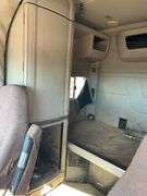 2015 Peterbilt 579 showing 370,184 mi, 14,618 hrs - runs