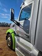 2015 Peterbilt 579 showing 370,184 mi, 14,618 hrs - runs