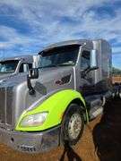 2015 Peterbilt 579 showing 424,747 mi, 22,986 hrs - runs