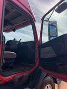 2003 Volvo showing 862,463 & 82,463 mi, 3,909 hrs - doesn't run