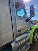 2015 Peterbilt 579 showing 453,390 mi, 22,671 hrs - runs