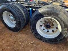 2015 Peterbilt 579 showing 453,390 mi, 22,671 hrs - runs