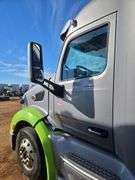 2015 Peterbilt 579 showing 424,747 mi, 22,986 hrs - runs