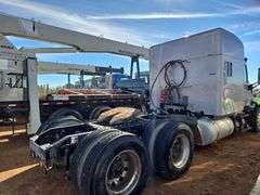 2015 Peterbilt 579 showing 424,747 mi, 22,986 hrs - runs