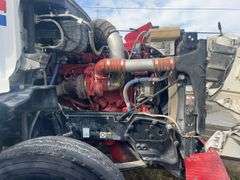 2015 Peterbilt 567 showing 31,476 mi, 7,804 hrs - runs