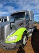 2015 Peterbilt 579 showing 453,390 mi, 22,671 hrs - runs
