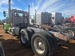 2015 Peterbilt 389 showing 20,400 mi, hrs unknown - doesn't run
