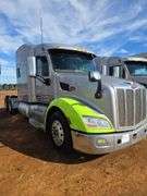 2015 Peterbilt 579 showing 453,390 mi, 22,671 hrs - runs