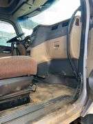 2015 Peterbilt 579 showing 424,747 mi, 22,986 hrs - runs