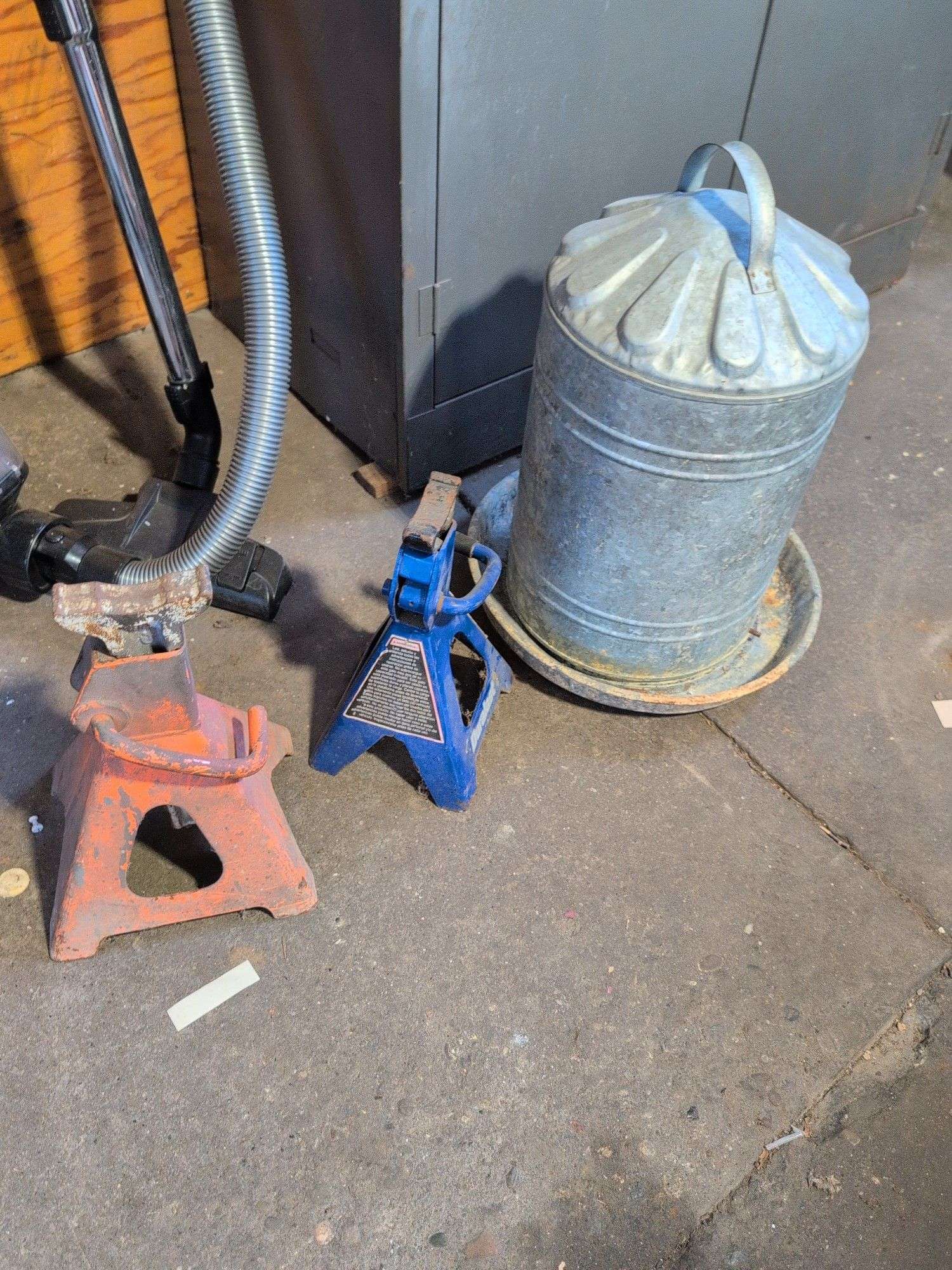 (2) jack stands and poultry waterer