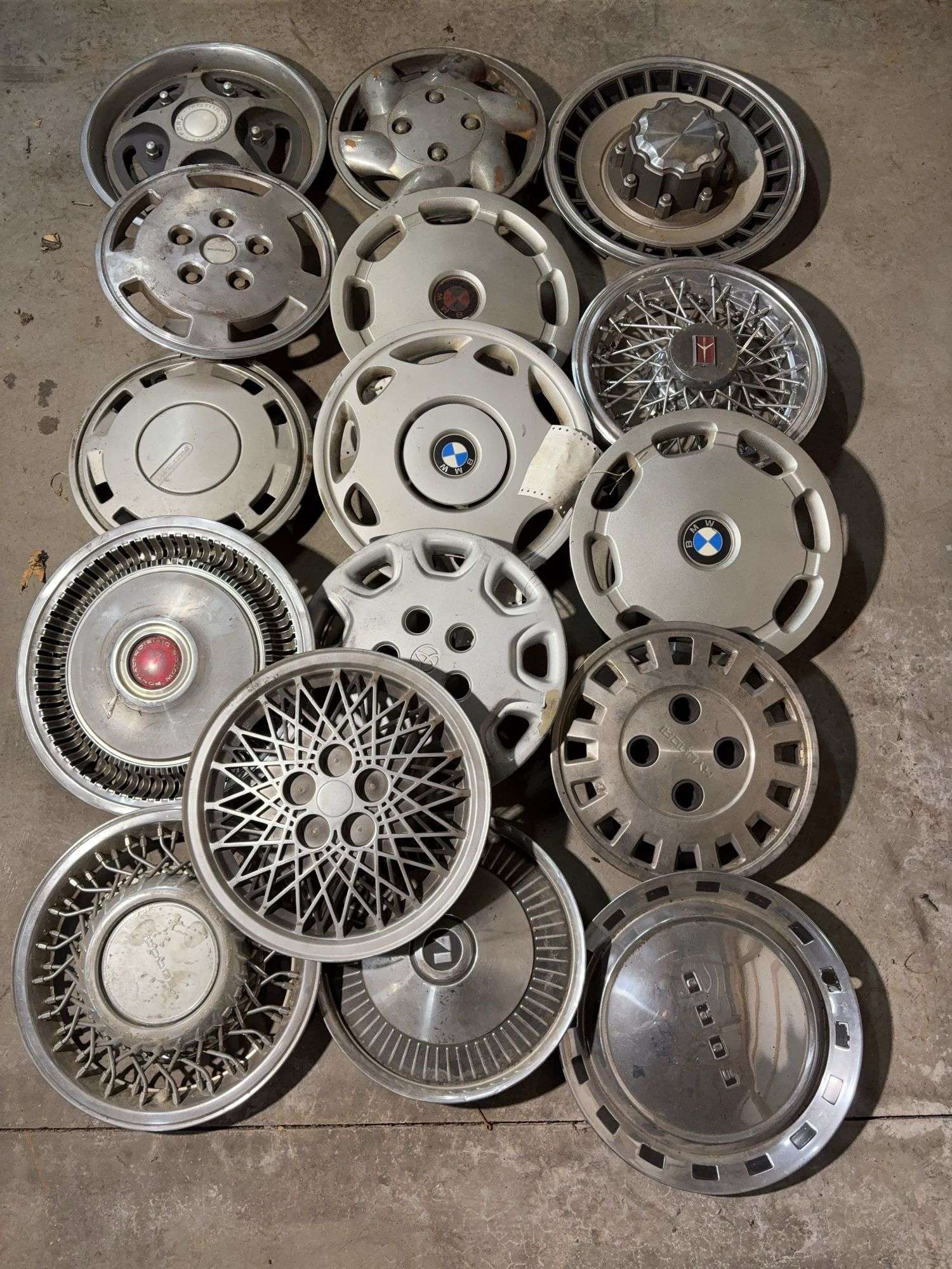 (15+) hubcaps including BMW, Pontiac, and more